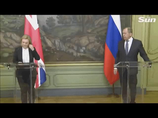 Thế giới - Thực hư chuyện Ngoại trưởng Nga quay lưng rời họp báo khi nghe ngoại trưởng Anh nói