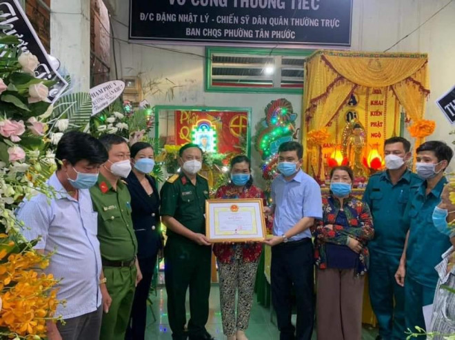 Ban Chỉ huy quân sự thị xã Phú Mỹ thừa ủy quyền trao tặng bằng khen cho thân nhân anh Đặng Nhật Lý