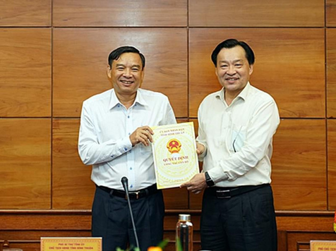 Ông Lương Văn Hải (trái), nguyên phó chủ tịch UBND tỉnh và ông Nguyễn Ngọc Hai, nguyên chủ tịch UBND tỉnh Bình Thuận bị khởi tố, bắt giam.