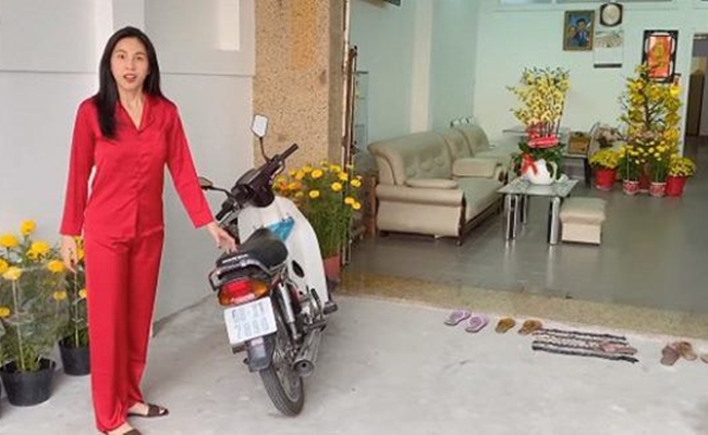 "Hồi xưa, nhà tôi nghèo lắm, không có tiền mua nhà ở, nên phải ở lang bạt đây đó, chứ không sở hữu một căn nhà nào hết. Hai mẹ con tôi lúc nào cũng ước có tiền mua được căn nhà đó để ở, chỉ cho 2 mẹ con thôi. Ước xong rồi hai mẹ con lại khóc vì không mua được. Sau này lớn lên, tôi đi làm có tiền. Việc đầu tiên tôi làm là mua tặng cho mẹ một căn nhà, để mẹ có căn nhà đầu tiên trong cuộc đời", bà xã Công Vinh chia sẻ.
