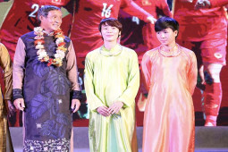 Bóng đá - Tuyết Dung 3 lần làm bóng đá thế giới choáng: Diện áo dài "ra mắt nhà trai"