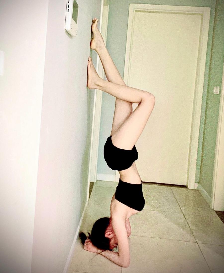Ngoài tập gym, Ngọc Nữ còn kết hợp tập yoga giữ dáng. Cô tập những động tác giúp trẻ hoá cơ thể, tăng cường độ dẻo dai và sức mạnh cơ bắp.&nbsp;