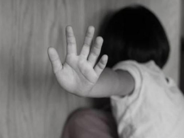 Bạn trẻ - Cuộc sống - Bố dượng cứ 3-4h lại vào phòng con gái riêng của vợ, bí mật phía sau gây bàng hoàng