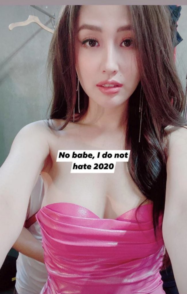 Dù vậy cô nàng rất chuộng váy cúp ngực và chụp ảnh trực diện khiến người hâm mộ &#34;đỏ mặt&#34;.

