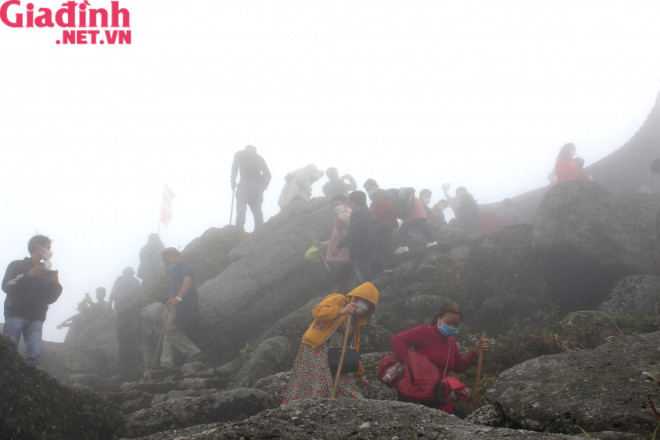 Bất chấp thời tiết mưa, lạnh hàng nghìn du khách đổ về Yên Tử cầu may - 3