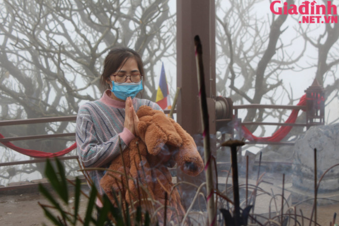 Bất chấp thời tiết mưa, lạnh hàng nghìn du khách đổ về Yên Tử cầu may - 5