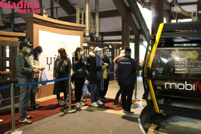 Du khách đi cáp treo va xe điện được giảm 50% phí phục vụ