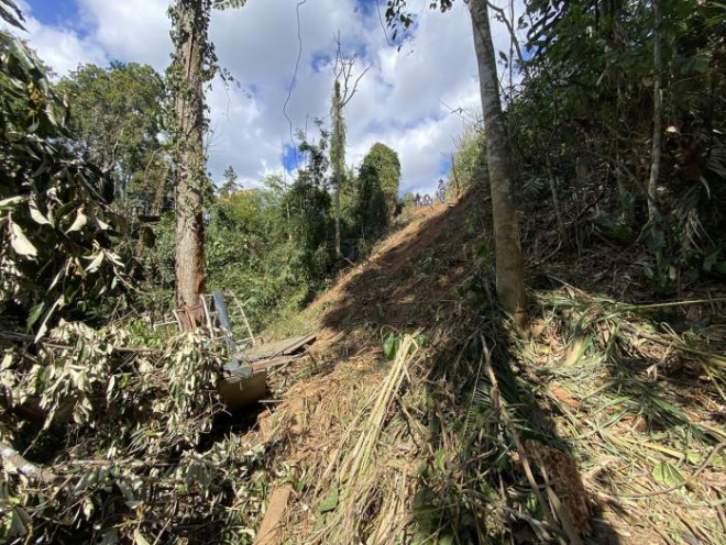 Vị trí chiếc xe tải rơi xuống vực từ tuyến đường liên xã khiến 6 người tử vong ở huyện Đắk Đoa hôm 9/2. Tuyến đường có độ dốc lớn và nhiều khúc cua rất nguy hiểm