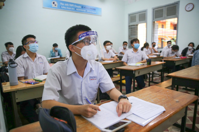 Học sinh lớp 12 Trường THPT chuyên Lê Hồng Phong TP HCM trong ngày đầu tiên học trực tiếp (ảnh minh họa) Ảnh: HOÀNG TRIỀU