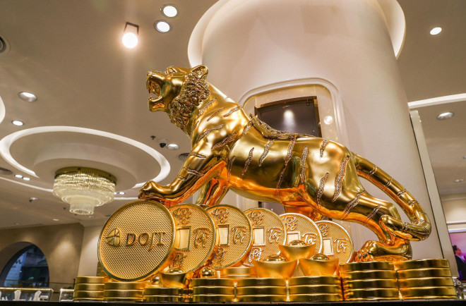 Tác phầm siêu hổ vàng có tên “Kim Dần Vương Bảo” được chế tác bằng công nghệ 3D từ vàng nguyên chất 9999; chiều cao gần 1 m tính cả bệ đỡ và nặng 46kg, tương đương khoảng 1226 lượng vàng.