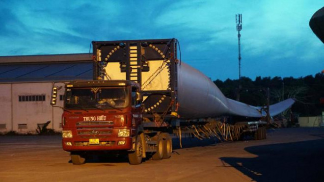Cận cảnh cánh quạt “khủng” được vận chuyển xuyên đêm về nhà máy điện gió - 1