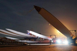 Tin tức trong ngày - Cận cảnh cánh quạt “khủng” được vận chuyển xuyên đêm về nhà máy điện gió