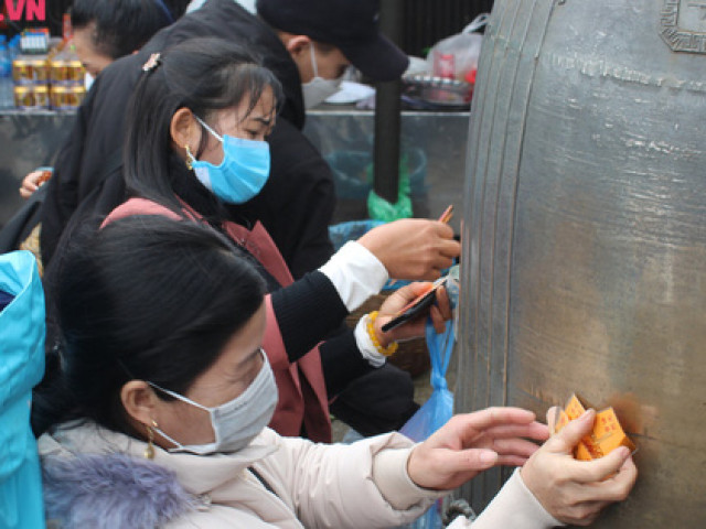 Du lịch - Bất chấp thời tiết mưa, lạnh hàng nghìn du khách đổ về Yên Tử cầu may