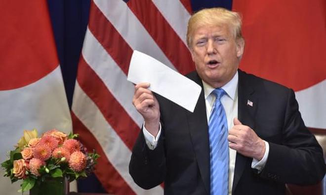 Ông Donald Trump khoe bức thư gửi từ nhà lãnh đạo Triều Tiên Kim Jong-un, bên lề Đại hội đồng Liên hợp quốc ở New York vào năm 2018