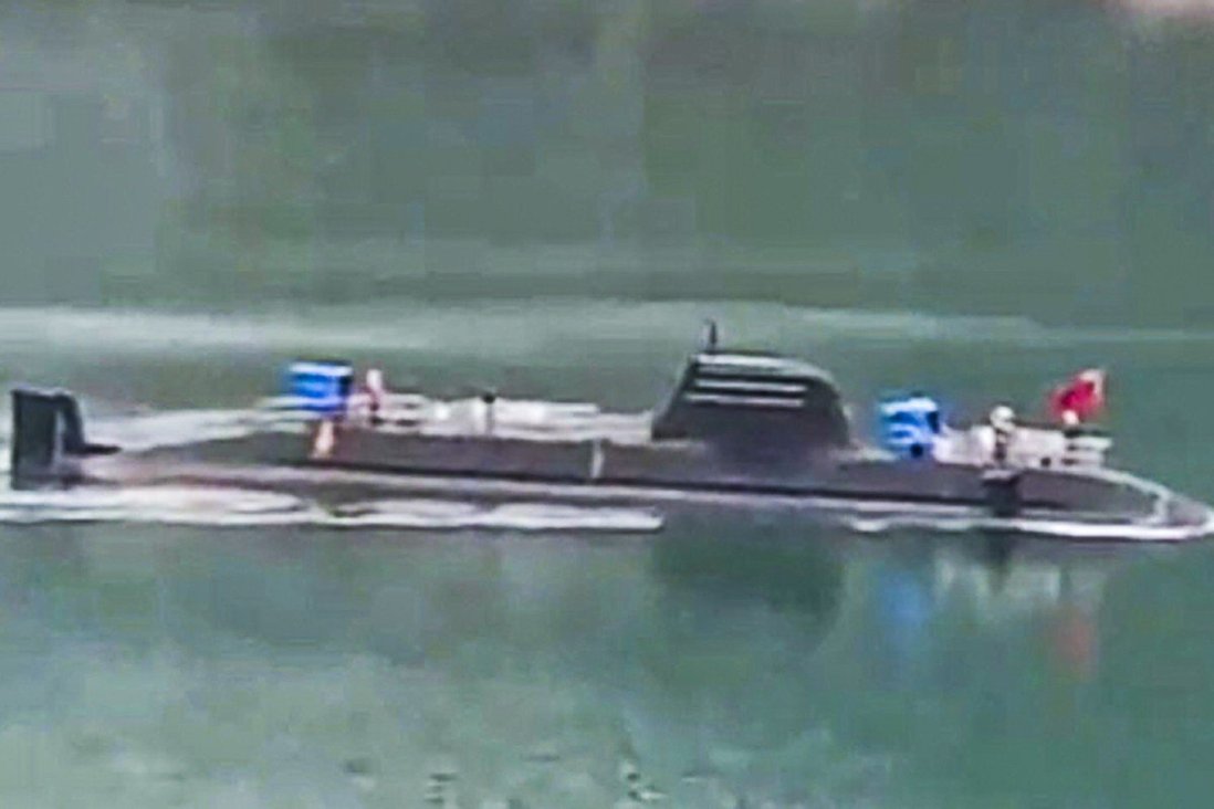 Tàu ngầm chưa xác định danh tính của Trung Quốc nổi lên giữa hồ (ảnh: SCMP)