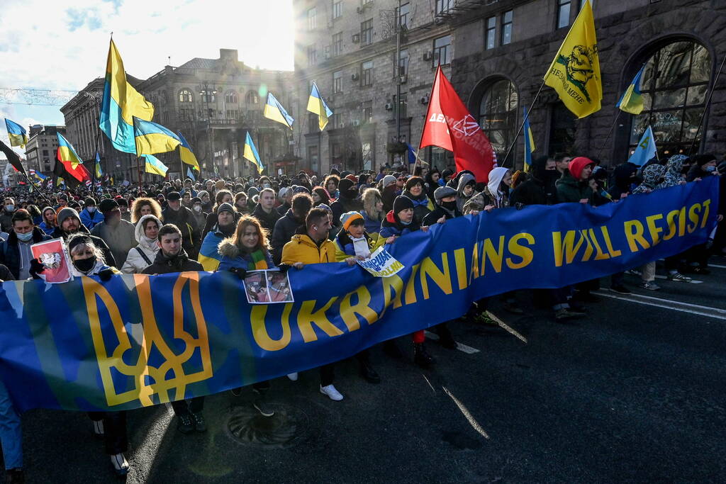 Hàng nghìn người xuống đường ở Kiev nhằm phản đối Nga (ảnh: Reuters)