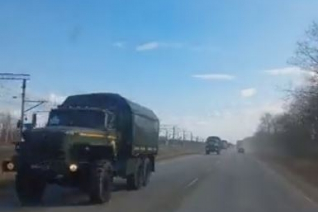 Đoàn xe quân sự Nga áp sát biên giới Ukraine.