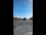 Thế giới - Video: Đoàn xe quân sự Nga hướng về biên giới Ukraine, cách vài km?