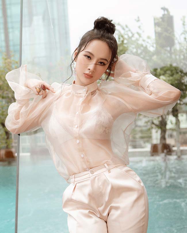 Angela Phương Trinh tươi xinh, quyến rũ với phong cách xuyên thấu. 