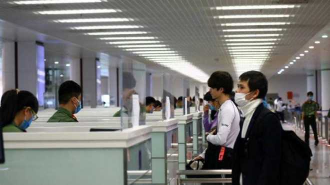 Hành khách làm thủ tục nhập cảnh tại Cảng HKQT Nội Bài