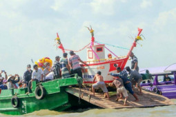 Tin tức trong ngày - Độc đáo lễ hội Tống phong của người dân sông nước miền Tây