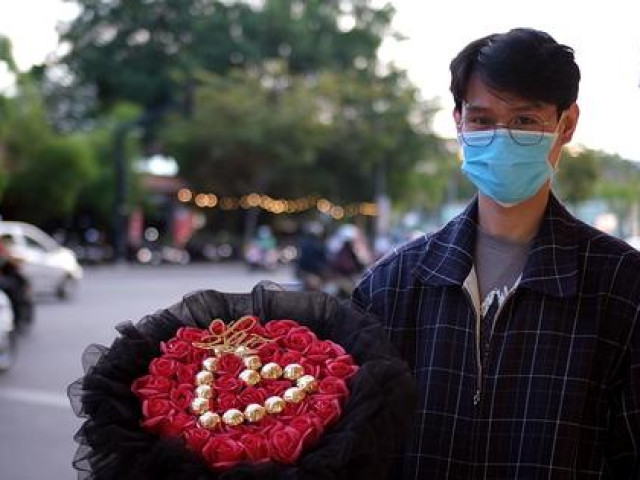 Bạn trẻ - Cuộc sống - Bạn trẻ ở TPHCM kiếm thu nhập hàng triệu đồng dịp Valentine