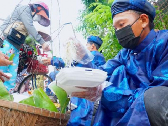 Tin tức trong ngày - Video: Phiên chợ lấy lá cây làm tiền ở Tây Ninh