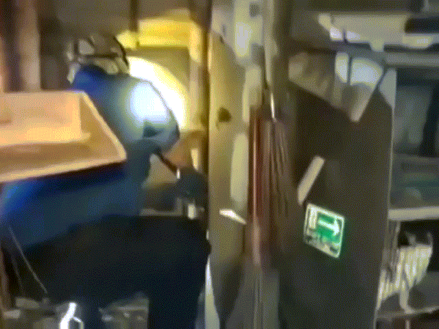 Video: Màn giằng co giữa trăn 3 mét và lính cứu hỏa