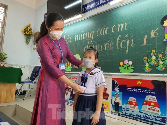 Học sinh lớp 1 Trường Tiểu học Lê Văn Thọ (quận 12, TPHCM) lần đầu được đến trường làm quen với bạn bè, cô giáo ngày 11/2