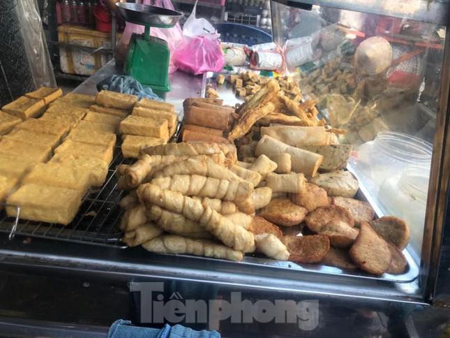 Thực phẩm chay đa dạng từ đậu hũ, lòng heo, chả cá giả chay... tuy đắt khách ngày rằm nhưng giá ổn định, chỉ từ 3.000 đồng/miếng.