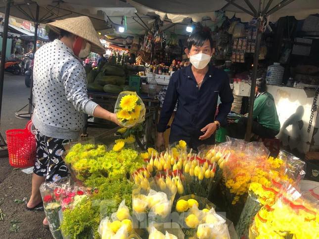 Các loại hoa cúng như cúc, vạn thọ đắt khách