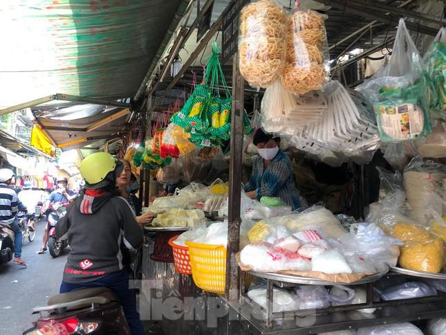 Các loại bún, mì, bánh tráng... cũng đắt hàng