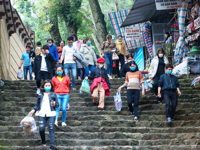 Thị trường - Tiêu dùng - Tiểu thương, lái đò chùa Hương tất bật vào vụ “hốt bạc”