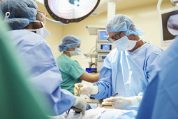 Sức khỏe đời sống - Thức dậy sau ca phẫu thuật, chàng trai quên luôn tiếng mẹ đẻ, “bắn” tiếng Anh như gió