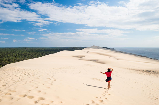 Dune du Pilat: Với chiều cao 106m và chiều dài 600m, Pilat Dune là cồn cát cao nhất ở châu Âu. Mặc dù không phải là cồn cát lớn nhất thế giới nhưng vẻ đẹp của Pilat thực sự tuyệt vời. Đặc điểm ấn tượng nhất của nó là nằm sát một rừng thông tuyệt đẹp.

