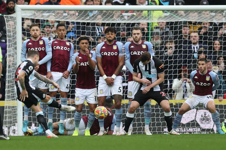 Cú sút phạt thành bàn của tân binh Kieran Trippier giúp Newcastle thắng Aston Villa 1-0 ở vòng 25 giải Ngoại hạng Anh