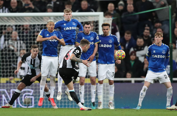 “Bom tấn” Newcastle lập 2 siêu phẩm trong 5 ngày, fan mỉa mai MU vì mua hụt - 2