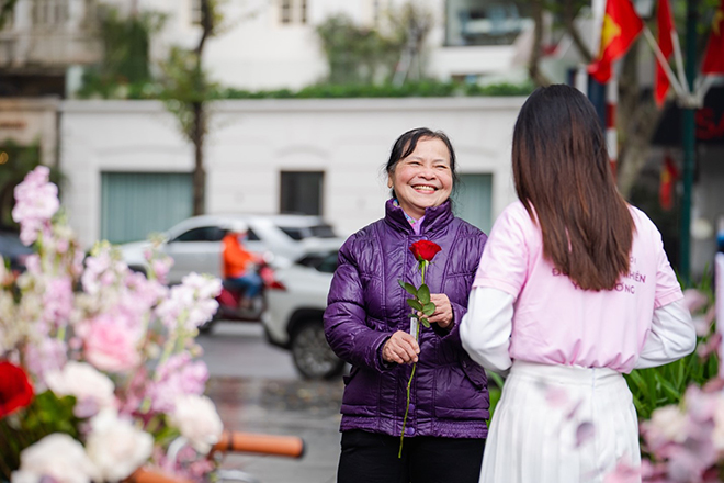 Ấn tượng màn tỏ tình với 99.999 bông hồng tại Hà Nội vào ngày Valentine 2022 - 11