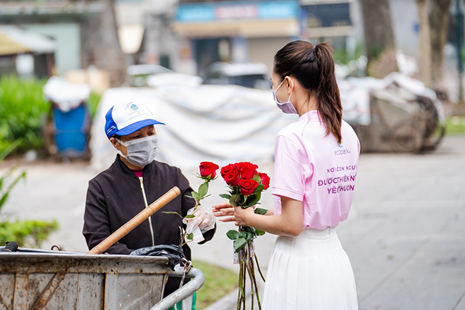 Ấn tượng màn tỏ tình với 99.999 bông hồng tại Hà Nội vào ngày Valentine 2022 - 13