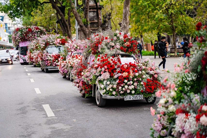 Ấn tượng màn tỏ tình với 99.999 bông hồng tại Hà Nội vào ngày Valentine 2022 - 1