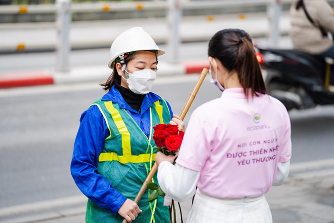 Ấn tượng màn tỏ tình với 99.999 bông hồng tại Hà Nội vào ngày Valentine 2022 - 6