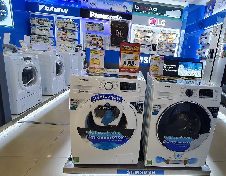 Hàng loạt máy giặt đang giảm giá dịp đầu năm.