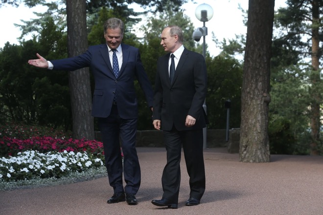 Tổng thống Phần Lan Sauli Niinisto tiếp đón ông Putin vào năm 2016.