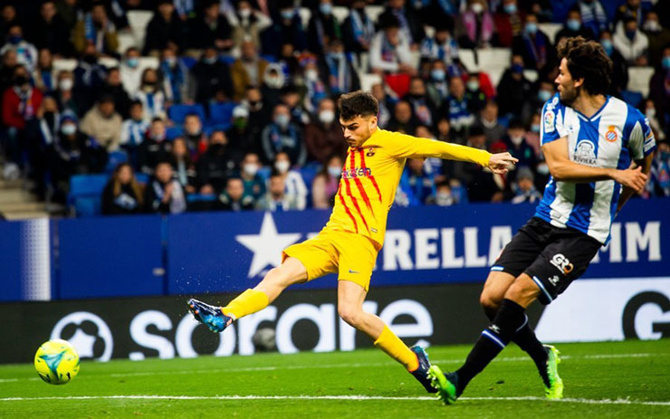 Pedri (áo vàng) vừa trở thành cầu thủ ghi bàn nhanh nhất lịch sử các trận derby xứ Catalunya giữa Barcelona và Espanyol ở La Liga trong thế kỷ XXI