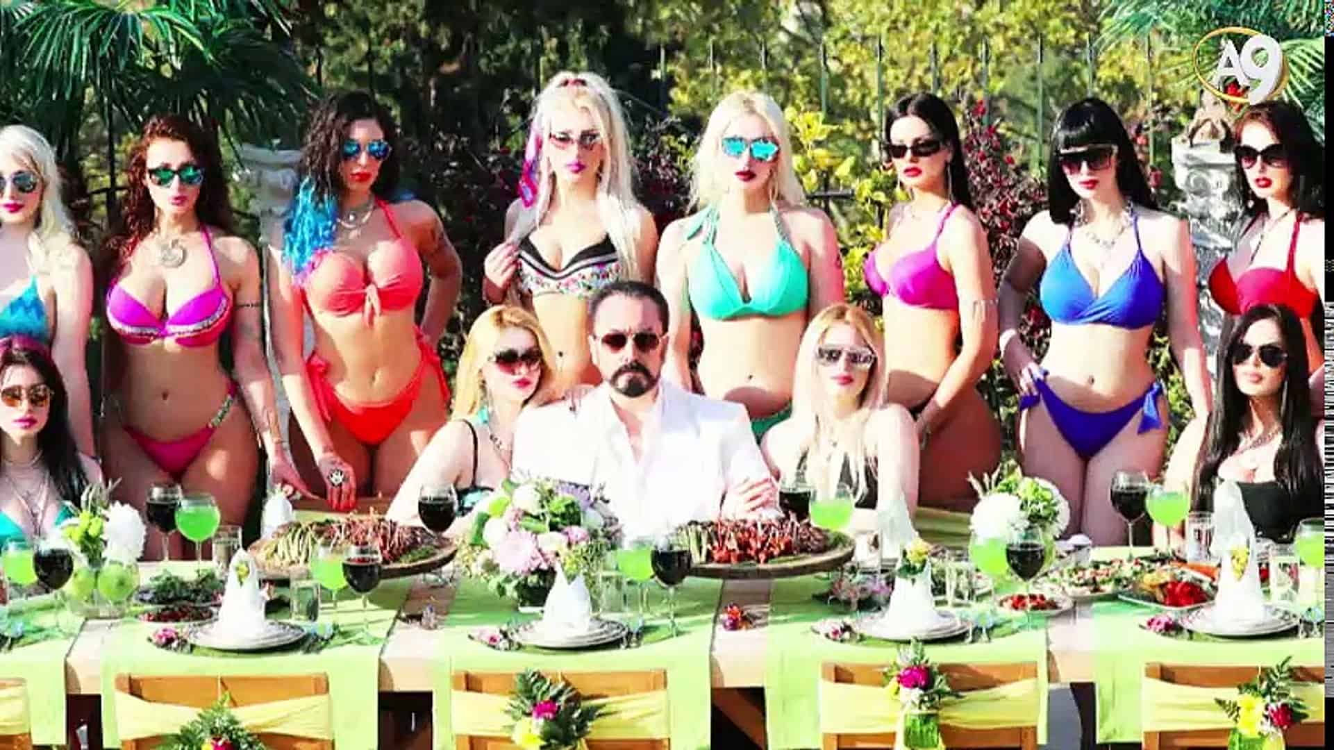 Adnan Oktar (giữa) thường xuất hiện với nhiều phụ nữ mặc bikini nóng bỏng. Ảnh: Daily Motion