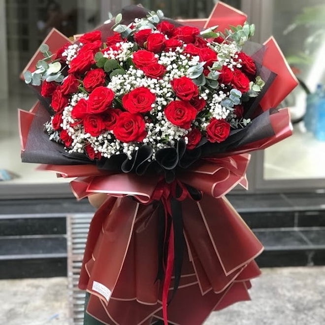 Những món quà Socola và hoa hồng luôn là sự lựa chọn hoàn hảo cho ngày lễ tình yêu, bởi chúng thể hiện sự nồng nhiệt và tình cảm một cách hoàn hảo. Hãy thưởng thức các mẫu hoa Valentine đẹp nhất kết hợp cùng những viên socola độc đáo để gửi gắm thông điệp yêu thương.