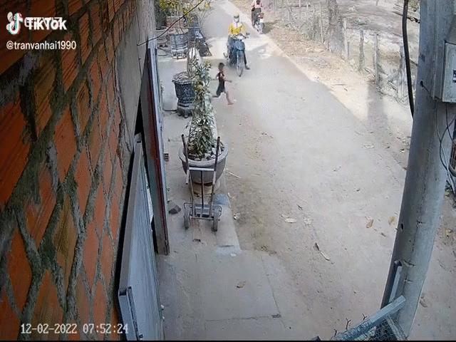 Phi thường - kỳ quặc - Video: Người phụ nữ thực hiện cú "drift xe" ngoạn mục để tránh cậu bé