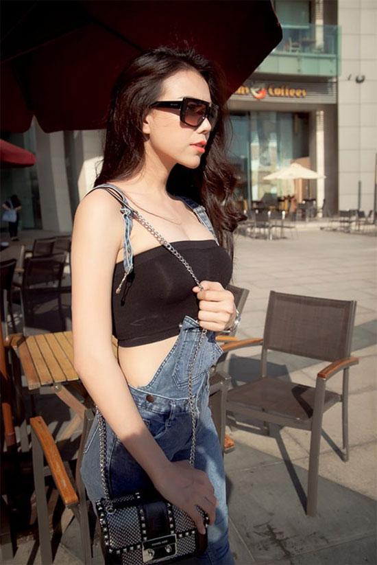 Diện quần yếm "quên" nội y, Linh Miu quên mất mình từng bị "tuýt còi" vì mặc phản cảm - 4
