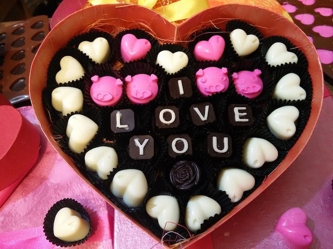 Ngọt ngào và thơm ngát là đặc trưng của socola Valentine. Với hình dáng độc đáo và chất lượng tuyệt vời, socola này sẽ khiến bạn cảm thấy tràn đầy niềm vui trong ngày Lễ tình nhân.