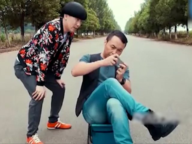 Cười 24H - Vì quá tin người mà chàng trai bị cướp điện thoại không làm được gì